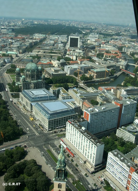 Blick auf den Westen Berlins. Die grne Oase ist der Tiergarten, in der Mitte schwach zu erkennen die goldene Viktoria. Im Vordergrund der Dom mit der Museumsinsel wo mal wieder viel gebaut wird. Zu erkennen ausserdem das Handelszentrum mit der schwarzen Fensterverkleidung. 