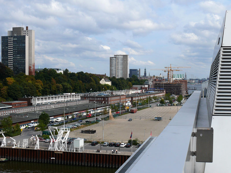Blick aus 25 m Hhe von der ca. 500 Quadratmeter groen Dachterrasse des Brohauses  Dockland  auf Hamburg-Altona; 15.09.2009
