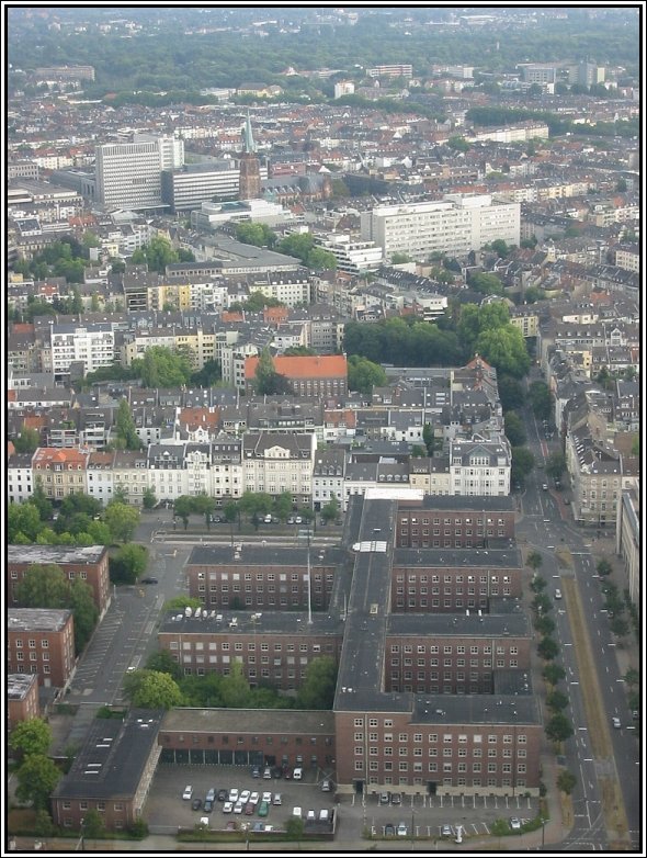 Blick aus dem Rheinturm auf Dsseldorf mit den Stadtteilen Unterbilk und Friedrichstadt, aufgenommen am 06.08.2006. Die im oberen Bilddrittel erkennbare Kirche St. Peter wurde am 20.06.2007 durch einen Dachstuhlbrand whrend Sanierungsarbeiten schwer beschdigt.  