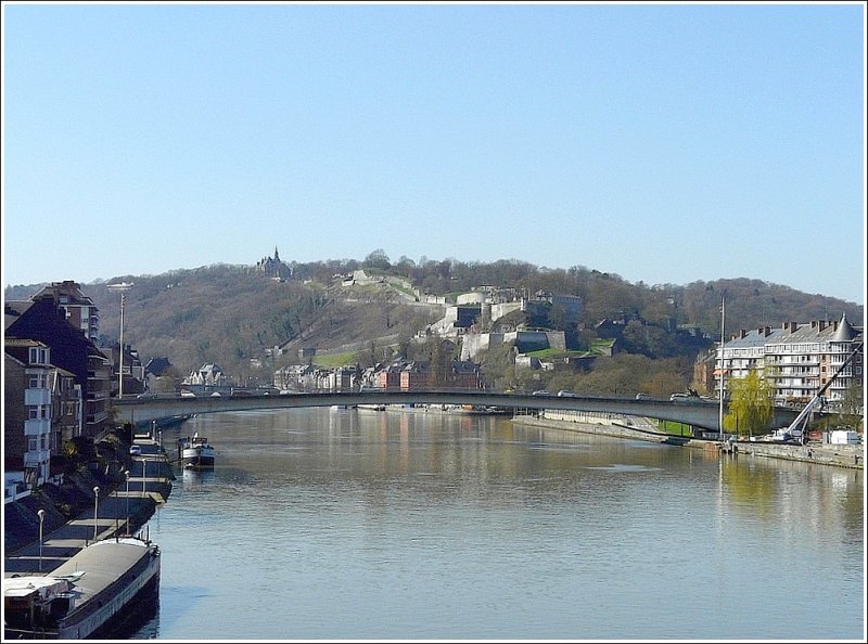 Blick aus dem Zug von der Maasbrücke auf die Stadt Namur. Im Hintergrund erkennt man die Zitadelle, sowie das Hotel  Château de Namur . (Jeanny)