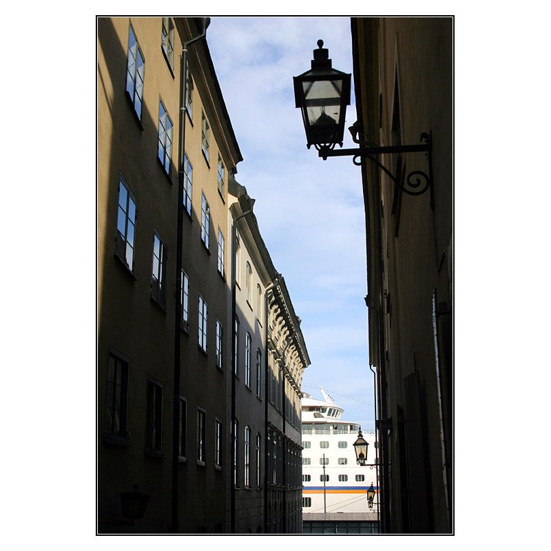Blick aus einer Gasse der Stockholmer Altstadt (Gamla stan) zum Kreuzfahrtschiff  Europa . 16.8.2007 (Matthias)