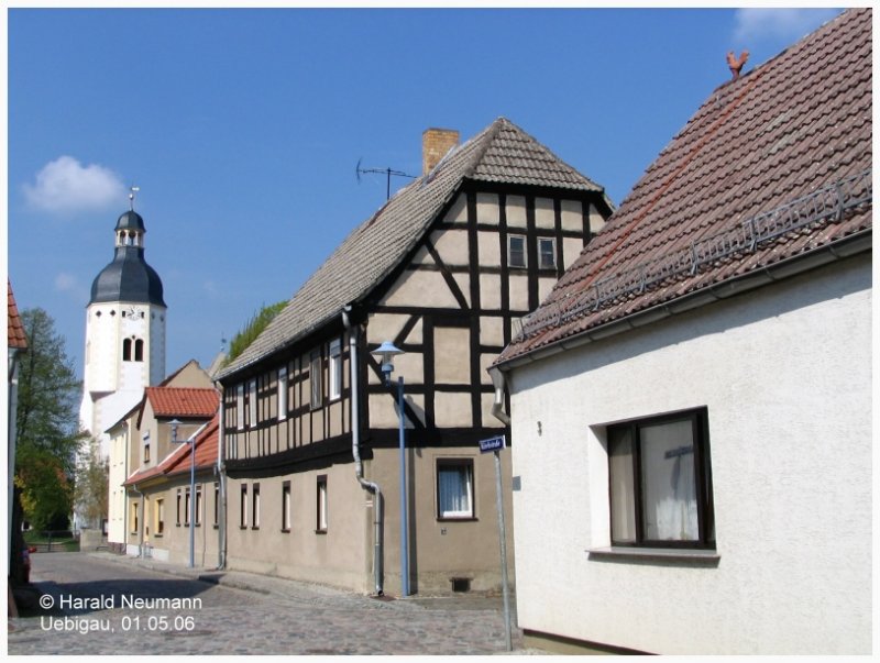 Blick aus der vom Markt kommenden Kirchstrasse zur evangelischen Kirche  St. Marien  von Uebigau. 