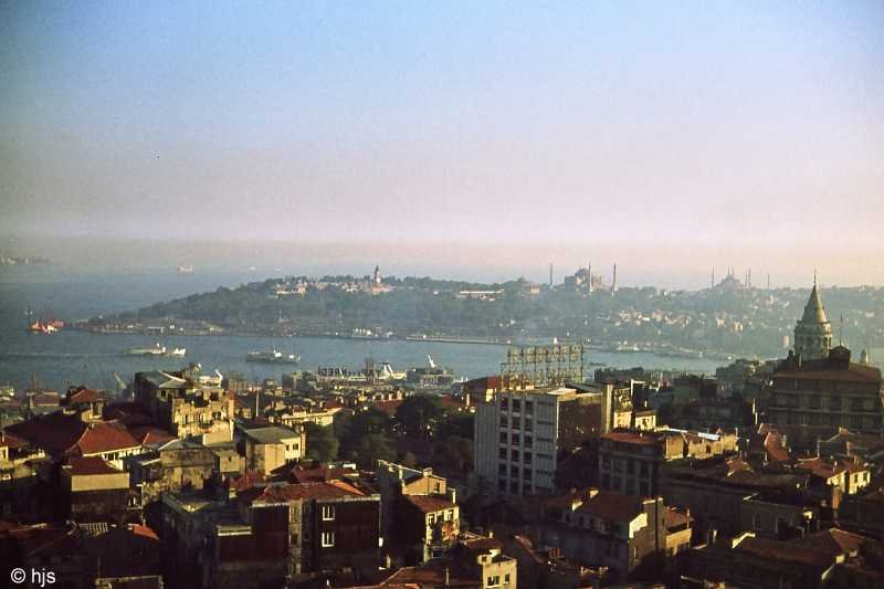 Blick aus nrdlicher Richtung auf Istanbul (Oktober 1977). Rechts am Bildrand, noch diesseits des Goldenen Horns, der mittelalterliche Galata-Turm. Jenseits des Goldenen Horns das historische Zentrum: links der Topkapi Sarayi (Sultanspalast), in der Mitte die Hagia Sophia und rechts die Sultan-Ahmed-Moschee (auch als  Blaue Moschee  bekannt).