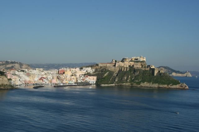 Blick aus der Via Borgo auf Terra Murat und dem darunterliegenden Marina Corricella, mit den bunten Husern.