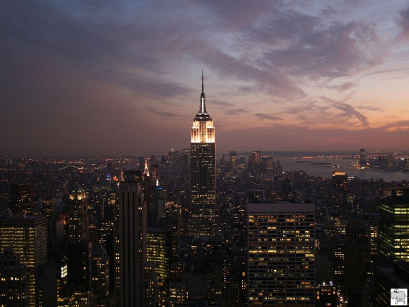 Blick von der Aussichtsplattform im Rockefeller Center, genannt  Top of the Rock , in Richtung Sden. Das Bild zeigt das Empire State Building in der Bildmitte. Aufgenommen wurde das Bild am Abend des 17. September 2008. 