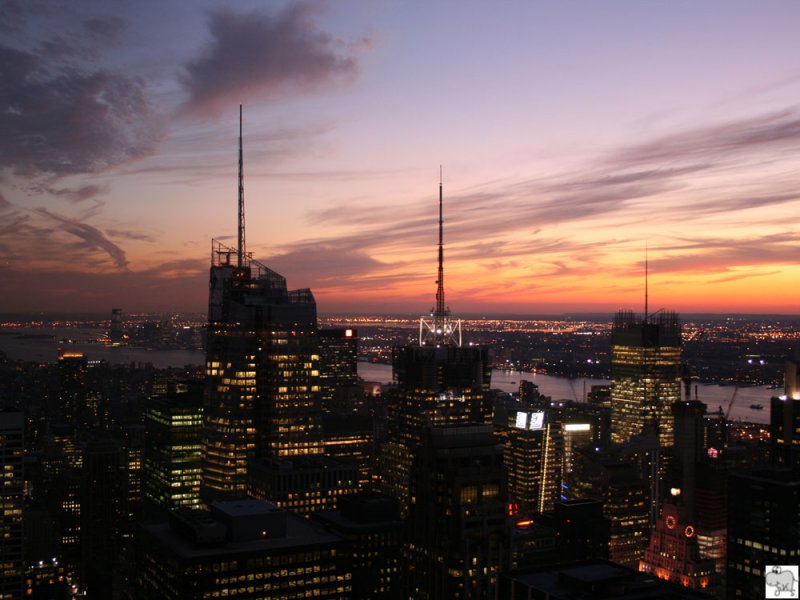 Blick von der Aussichtsplattform im Rockefeller Center, genannt  Top of the Rock , in Richtung Sdwesten. Zu Sehen ist der Hudson River mit New Jersey dahinter. Das Bild wurde am Abend des 17. September 2008 aufgenommen.