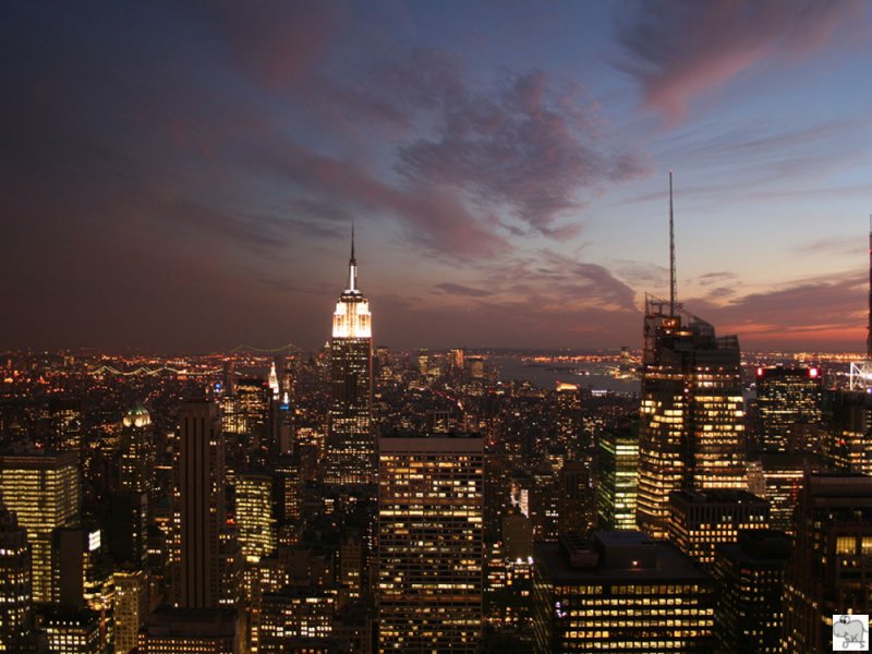Blick von der Aussichtsplattform im Rockefeller Center, genannt  Top of the Rock , in Richtung Sden. Das Bild zeigt das Empire State Building in der Bildmitte. Aufgenommen wurde das Bild am Abend des 17. September 2008.

