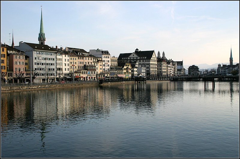 Blick von der Bahnhofsbrcke auf das Limmat-Quai. Die Trme von links nach rechts: Predigerkirche, Grossmnter, Frauenmnster. 15.03.2008 (Matthias)