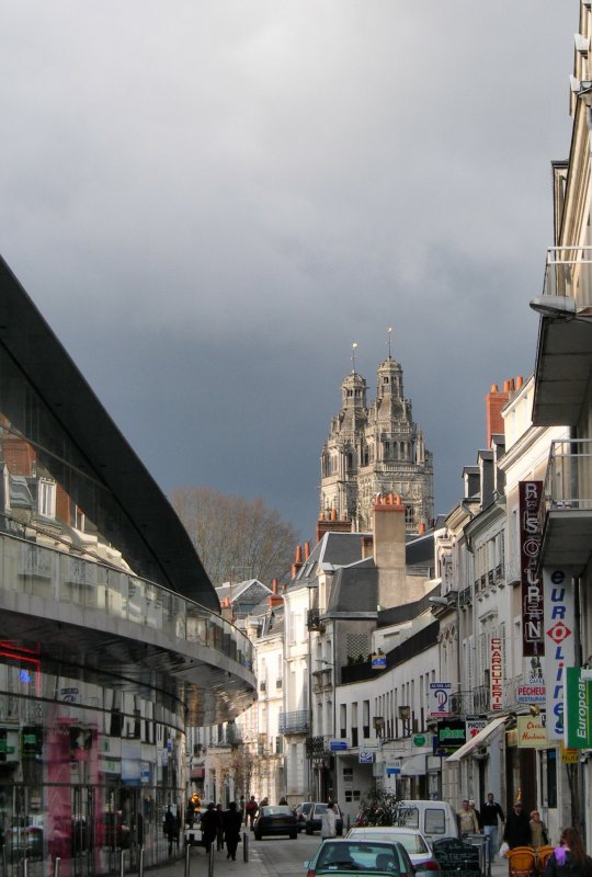 Blick vom Bahnhofsplatz auf die
Trme der Kathedrale Saint-Gatien.
Beginn der Erbauung 1236.