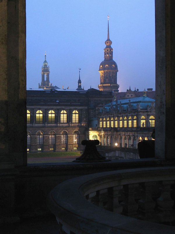Blick von der Balustrade zum Deutschen Pavillon, dahinter die Trme vom Schloss und der Hofkirche; Dresden, 24.02.2009
