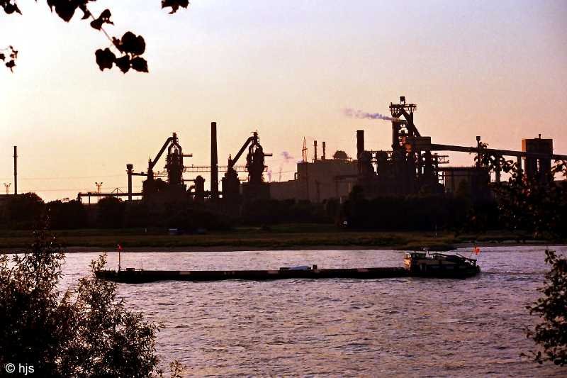 Blick ber den Rhein zu den Hochfen von DU-Rheinhausen (September 1988)