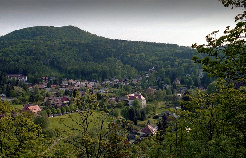 Blick vom Berg Oybin zum Hochwald mit seinem weithin sichtbaren Aussichtsturm; Mai 2005.