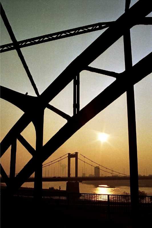 Blick von der Brcke ber den Ruhrorter Eisenbahnhafen auf die Friedrich-Ebert-Brcke (November 1988)