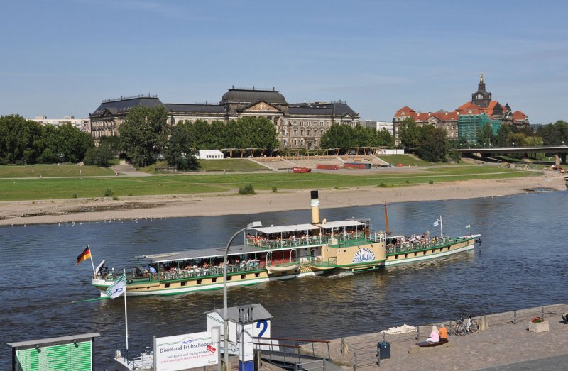 Blick von der Brhlschen Terrasse auf das Finanz- und Kultusministerium und die Staatskanzlei.  Dazwischen  auf der Elbe der Raddampfer  Stadt Wehlen  - Dresden 31.08.2009