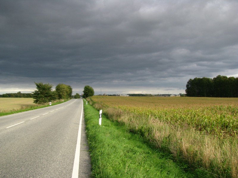 Blick von der Bundesstrae B 105 nach Grevesmhlen, beri aufziehenden Regenschauer, 13.09.2008
