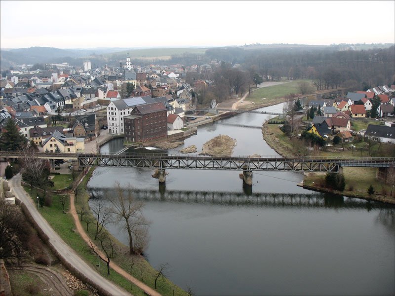 Blick von der Burg auf die Stadt Rochlitz mit der Eisenbahnbrücke (ex DR KBS 433 Waldheim - Rochlitz) über die Zwickauer Mulde; am 14.08.1998 wurde der Zugverkehr eingestellt; Foto vom 5.01.2008
