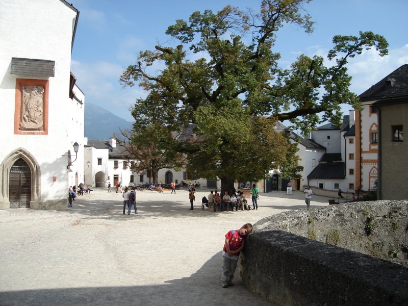 Blick in den Burghof der Festung Hohen Salzburg. Diese Burg wacht hoch ber der Stadt Salzburg.  19.09.09