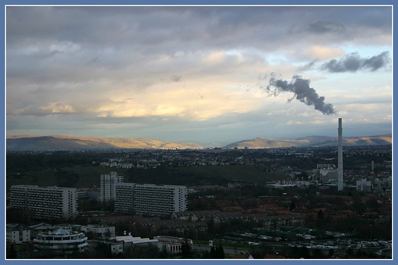 Blick vom Burgholzhof ber Stuttgart-Hallschlag und Cannstatter Wohngebiete hinein ins das noch von der Sonne bestrahlte Remstal. Der Blick geht bis Schorndorf in der Bildmitte. Stuttgart selbst befindet sich schon vllig im Schatten eines herangezogenen Schlechtwettergebietes. Rechts das Kraftwerk Mnster. 4.1.2007 (Matthias)