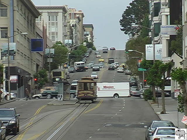Blick die California Street hinauf.
Die Aufnahme entstand am 26. Juli 2006 aus den fahrenden Bus. Daher bitte ich die schlechte Qualitt zu entschuldigen. 
