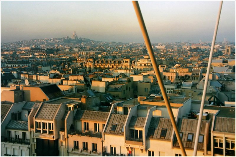 Blick vom Centre Georges Pompidou ber die von der tiefstehenden Wintersonne angestrahlten Dcher von Paris nach Montmartre mit der Basilique du Sacr-Cur. Digitalfoto von Analogaufnahme. Bild etwa um 1991 (Matthias)