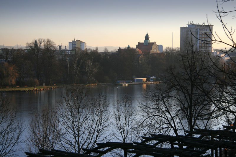 Blick vom Chemnitzer Schlossberg ber den Schlossteich. Man erkennt das Hochhaus am Schlossteich und das Gebude der Technischen Berufsschule; Aufnahme vom 27.12.06.