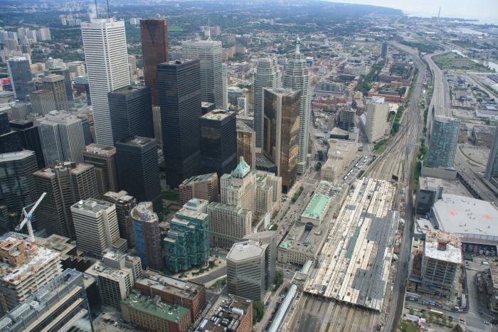 Blick vom CN Tower auf Downtown und die Unoion Station.
