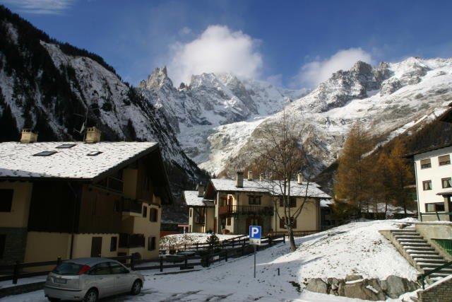 Blick von Courmayeur zum Mont Blanc.