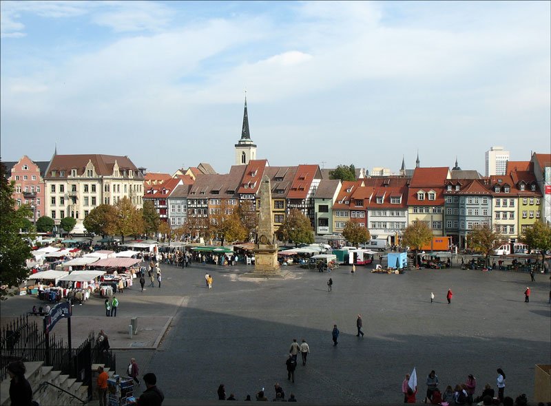 Blick von den Domstufen auf den Domplatz mit seinen vielen historischen Husern; im Hintergrund der Turm der Allerheiligenkirche - Erfurt, 17.10.2007
