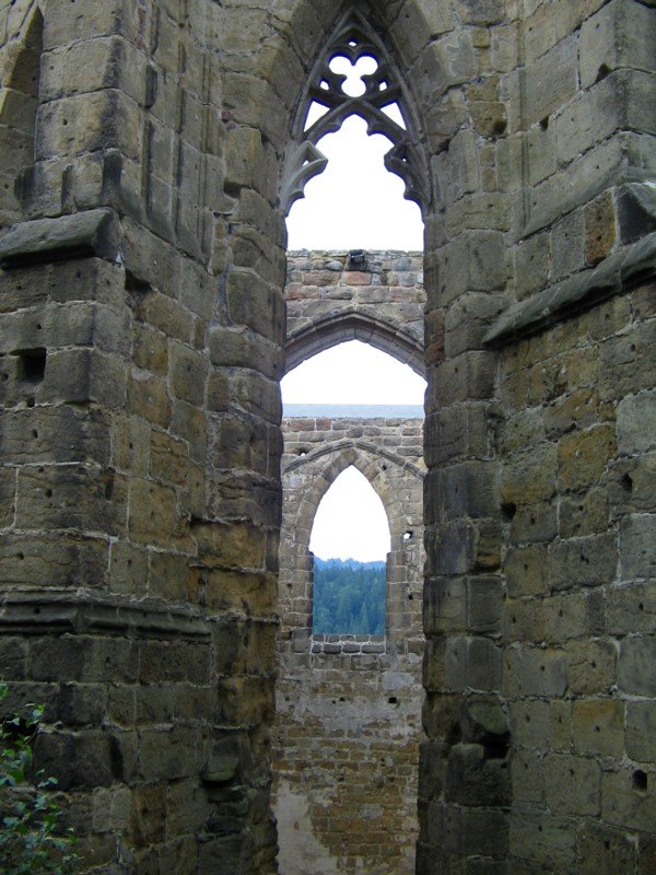 Blick durch die im 17 Jh. abgebrannte Bergkirche auf dem Oybin, 11.08.07