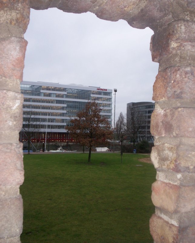 Blick durch die alte Stadtmauer auf das Hitachi - Gebude (Innenhafen Duisburg)