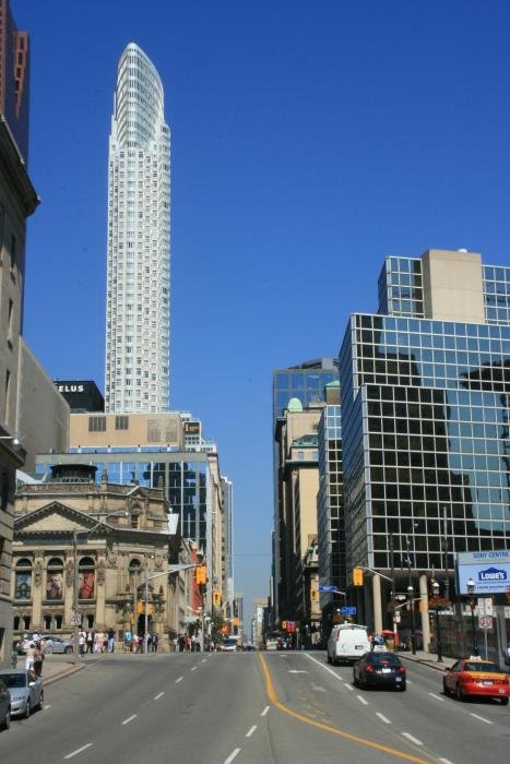 Blick durch die Bay Street zum First Canadian Place. 