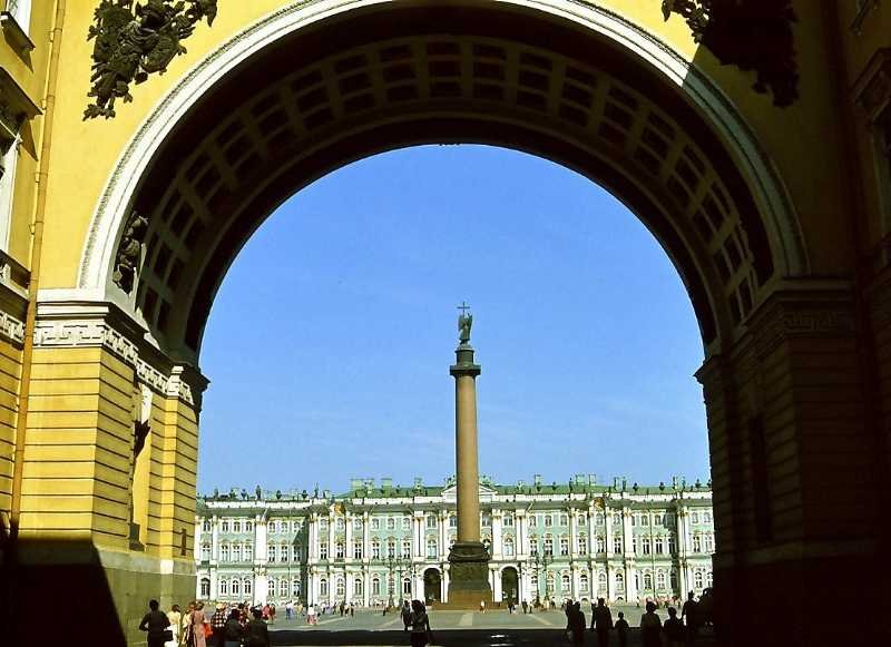 Blick durch den Bogen des Generalstabs-Gebudes auf den Schlossplatz mit Alexandersule (3. Juni 1982)