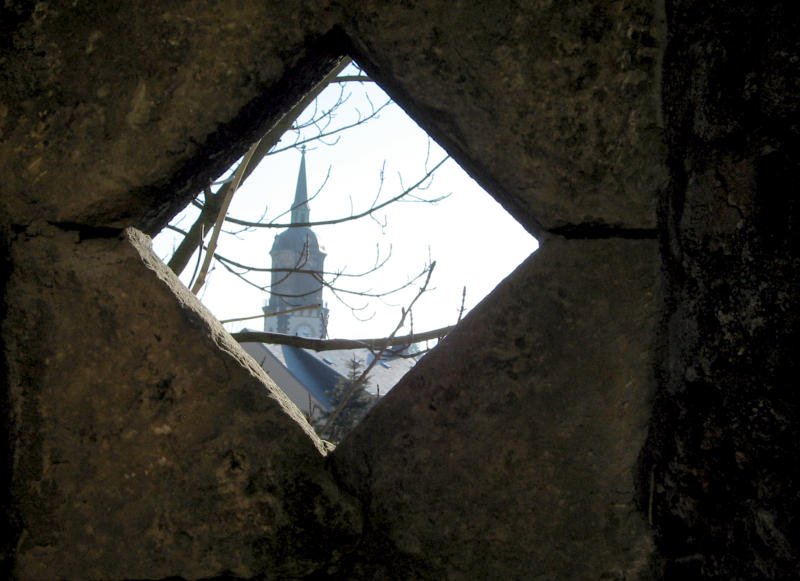 Blick durch die Burgmauer hindurch auf die Kirche in Frauenstein, 18.02.07