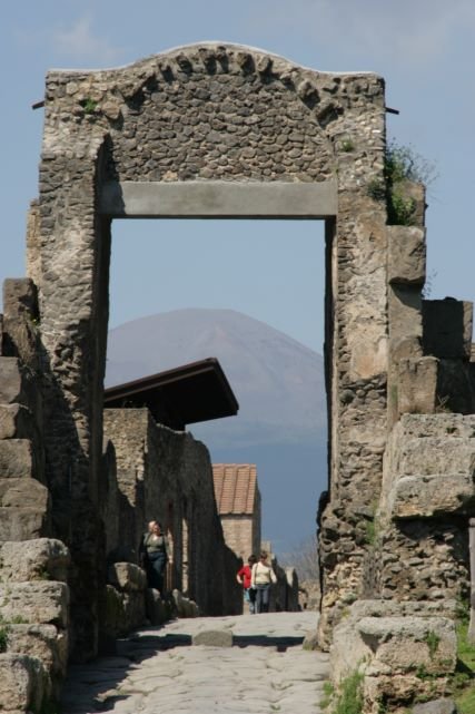 Blick durch einen Torbogen auf den Kratergipfel vom Vesuv; 29.03.2008