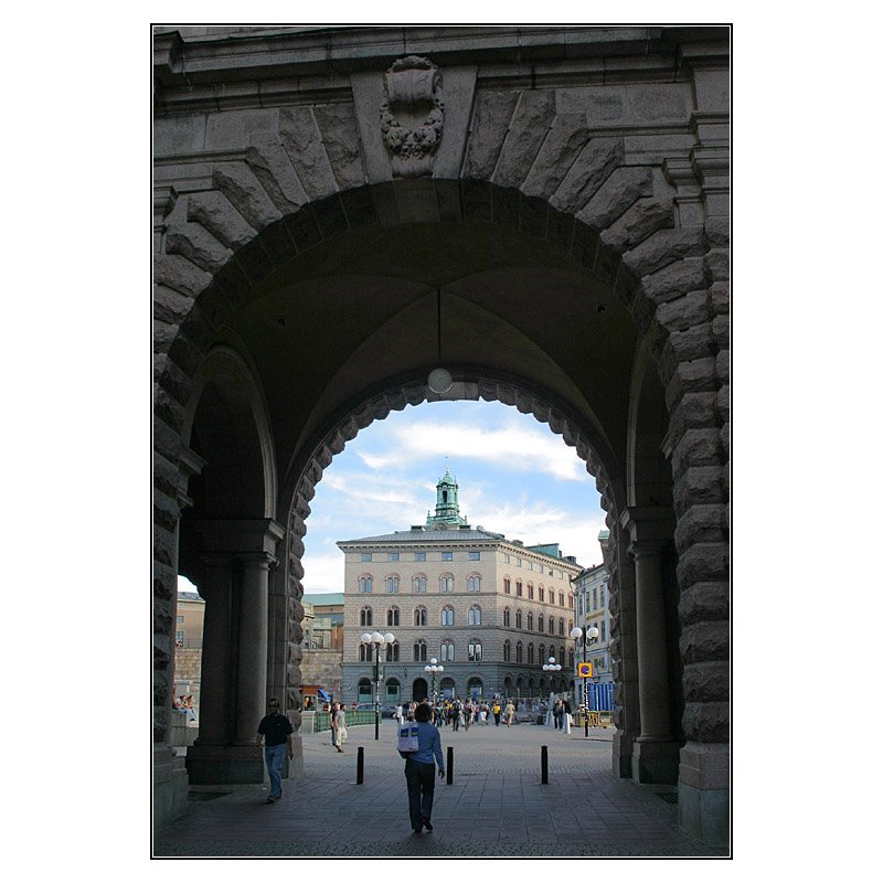 Blick durch einen der Torbogen des Riksdagshuset auf Gamla Stan beim Mynttorget. 25.8.2007 (Matthias)