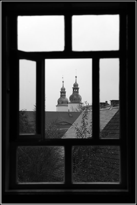 Blick durch das Fenster des Umgebindehauses (Teil des Deutschen Landwirtschaftsmuseums) auf die Trme des Schlosses Blankenhain am 06.10.07.