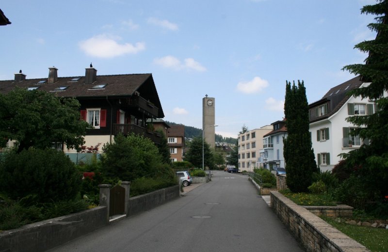 Blick durch die Pilatusstrasse in Kriens auf die Bruder Klaus Kirche.