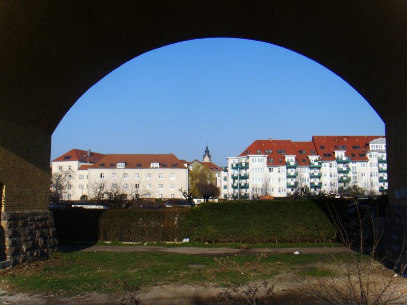 Blick durch das Viadukt des Leipziger Gterrings auf den Stadtteil Wahren.In der Bildmitte ist die Turmspitze des Wahrener Rathauses zu sehen, 01.04.2009