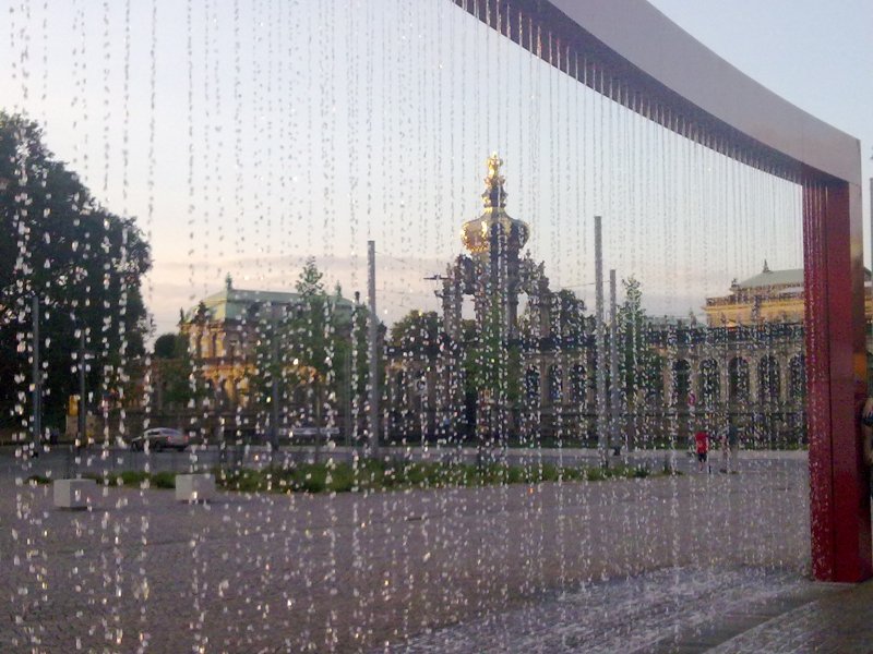 Blick durch das Wasserspiel am Postplatz zum Zwinger (Kronentor)