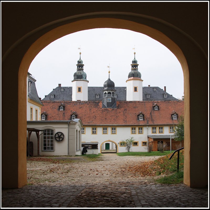 Blick durchs Eingangstor in den Schlosshof von Blankenhain am 06.10.07.