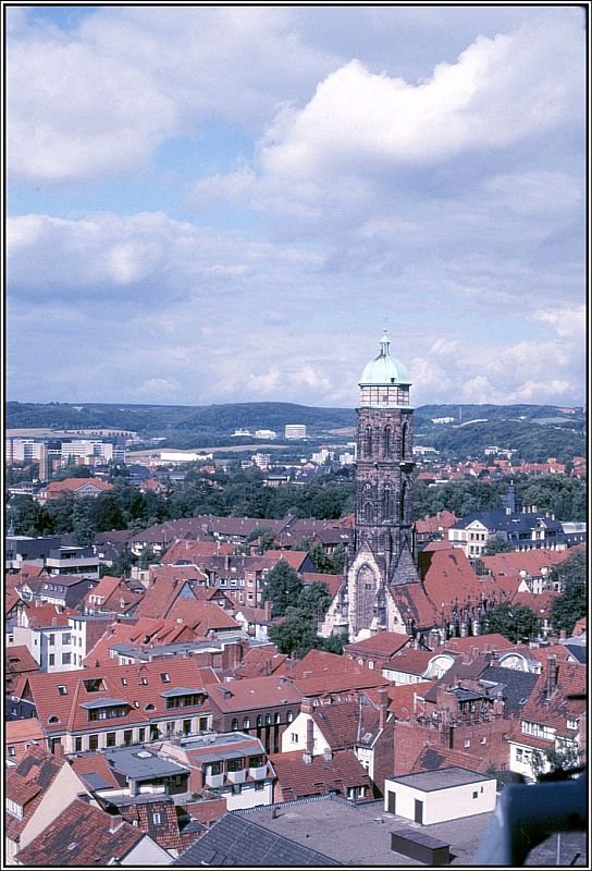 Blick vom einem der Trme der Johanniskirche ber die Gttinger Innenstadt in nordstliche Richtung. Im Zentrum des Bildes die Kirche St. Jacobi. (Dia-Archiv Alfred Schmidt, Mitte der 80er Jahre)