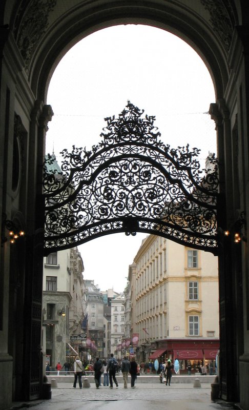 Blick vom Eingang der Hofburg auf den Kohlmarkt.
(Mai 2008) 