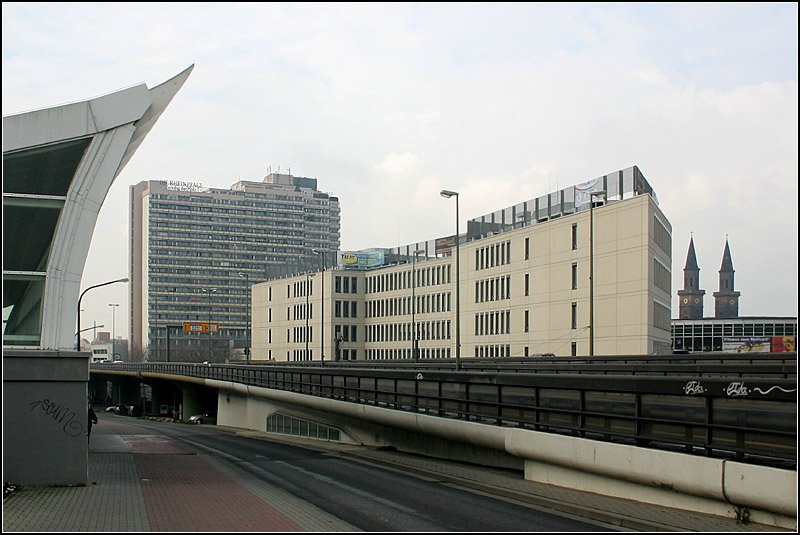 Blick vom Ende der Konrad-Adenauer-Brcke auf Ludwigshafen. Links ins Bild ragend der Bahnhof Ludwigshafen-Mitte, durch den Neubau am Berliner Platz rechts der Bildmitte fhrt auch die Straenbahn hindurch. Links die beiden Trme der St.-Ludwigs-Kirche. 08.02.2008 (Matthias)