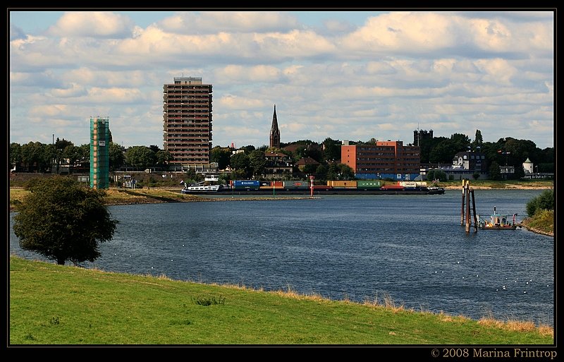 Blick entlang der Ruhrmndung zum Rhein bei Duisburg.