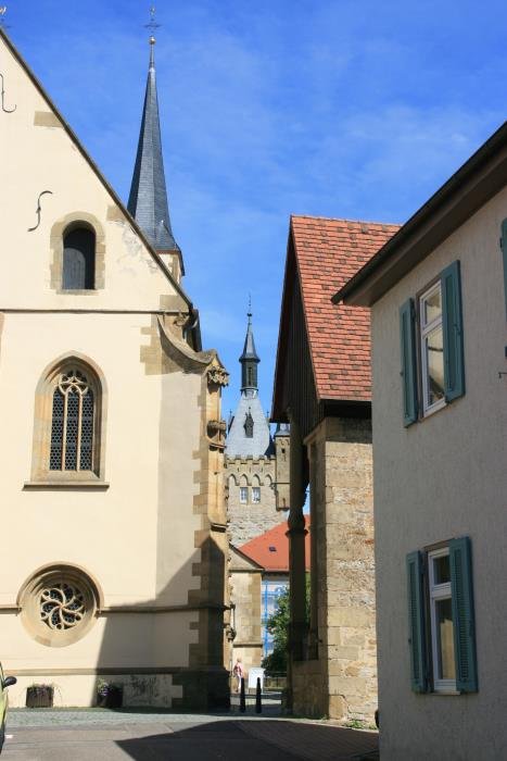 Blick entlang der Stadtkirche durch die Kirchgassen zum Blauen Turm; 05.07.2008