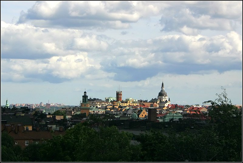 Blick vom Felsen des Skinnarviks parken ber Sdermalm. In Bildmitte links der Turm der Maria Magdalena Kirche, rechts der Katarina Kirche. 17.8.2007 (Matthias)