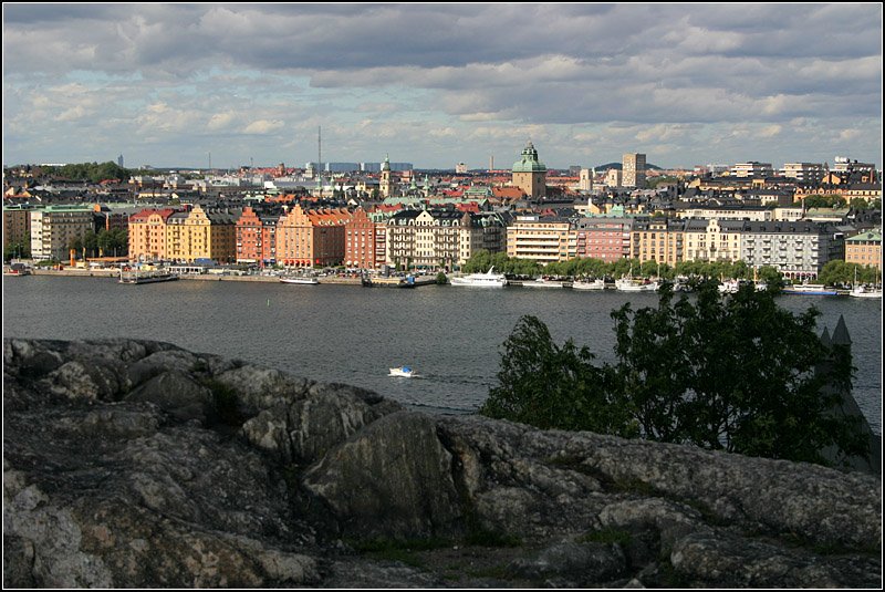 Blick vom Felsen des Skinnarviksparken auf Sdermal ber den Riddarfjrden nach Kungsholmen. 17.8.2007 (Matthias)