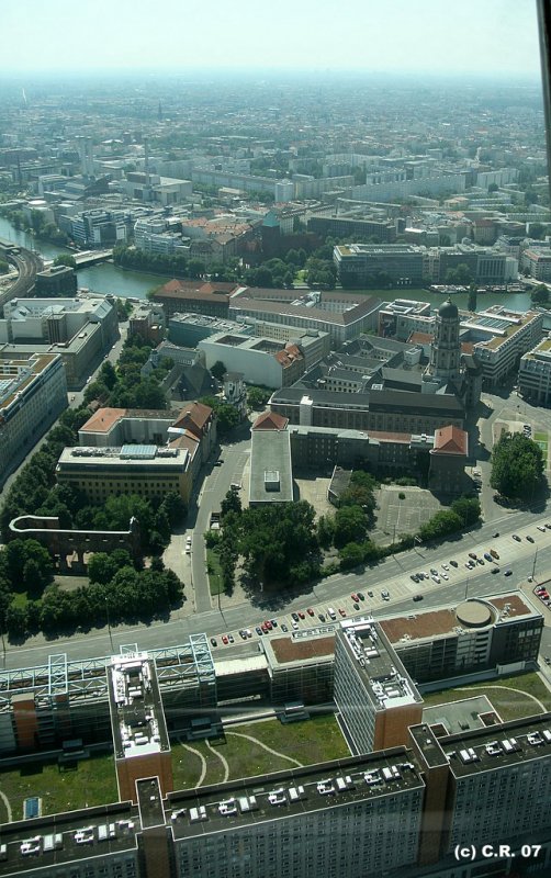 Blick vom Fernsehtum in den Sueden Berlins. Links in der Mitte die alte Klosterruine (eins der ltesten Gebude Berlins).Der hohe Turm gehrt zum Stadthaus, heute Finanzsenat. ber der Spree ist noch schwach das mrkische Museum mit seinem grnen Spitzdach zu sehen.