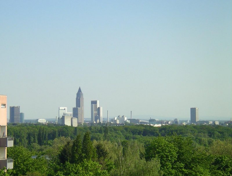 Blick in die Frankfurter Innenstadt vom Nordwestzentrum aus gesehen. 