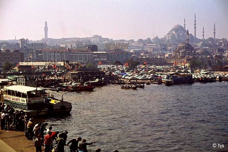 Blick von der Galatabrcke auf das Zentrum (Oktober 1977). Die Hhe wird beherrscht von dem mchtigen Komplex der Sleymaniye, der Moschee, die Sultan Sleyman I. um die Mitte des 16. Jh. durch seinen Hofarchitekten Sinan errichten lie. Links der Beyazit-Turm.